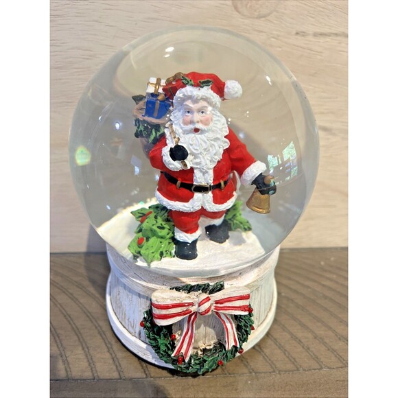 Santa Claus With Gifts Snowglobe Musical Christmas White Wreath with merry xmas - Picture 1 of 6